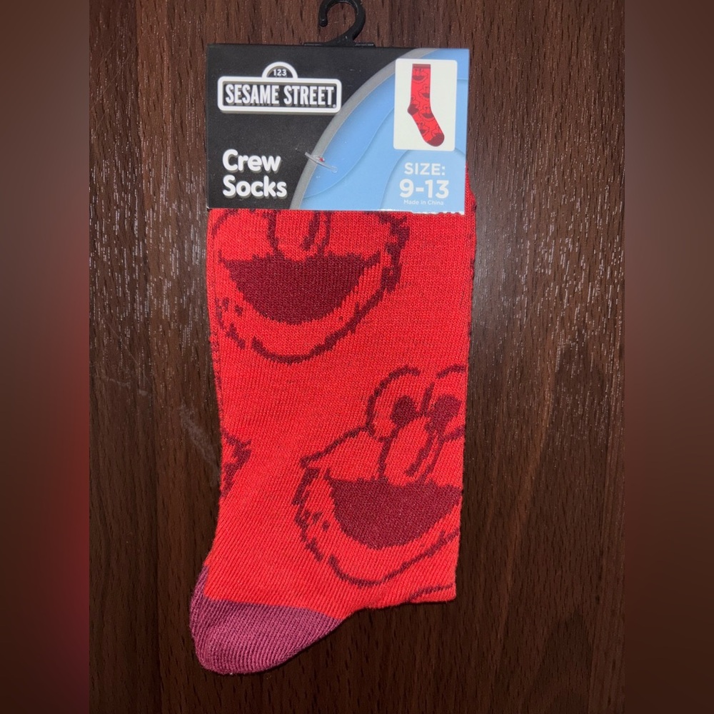 SESAME STREET ELMO NOVELTY CREW SOCKS NWT MEN’S SHOE SIZE 9-13